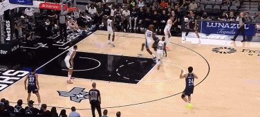 NBA季前赛:文班复出9+10+7陈国豪13分马刺31分大胜广州