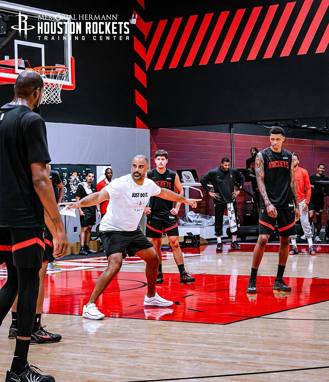 火箭训练赛场激烈对抗，申京隔扣亚当斯，小史密斯暴扣两人