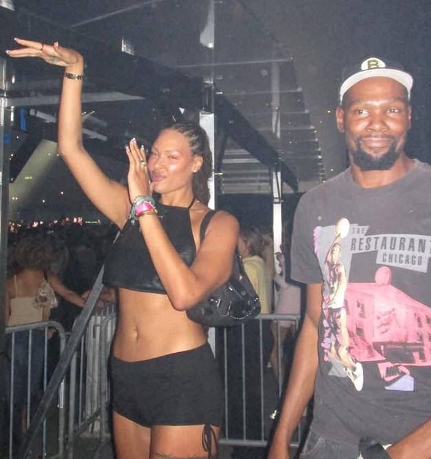 火箭训练赛场激烈对抗，申京隔扣亚当斯，小史密斯暴扣两人