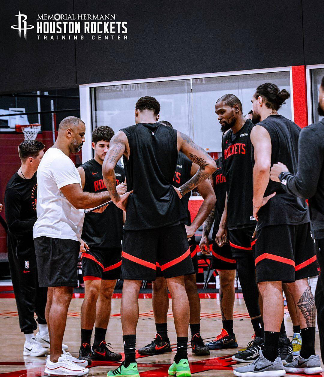 火箭训练赛场激烈对抗，申京隔扣亚当斯，小史密斯暴扣两人