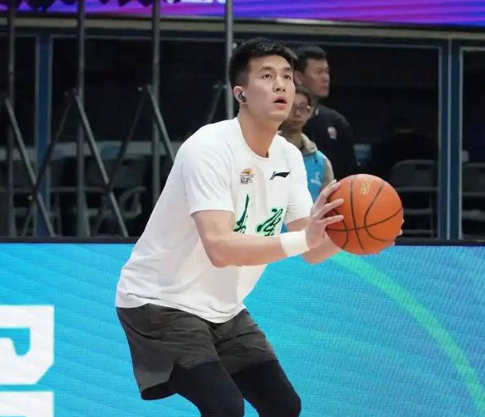 郭艾(ài)伦为何放弃NBA季前赛？黑马球队砸顶薪争夺中