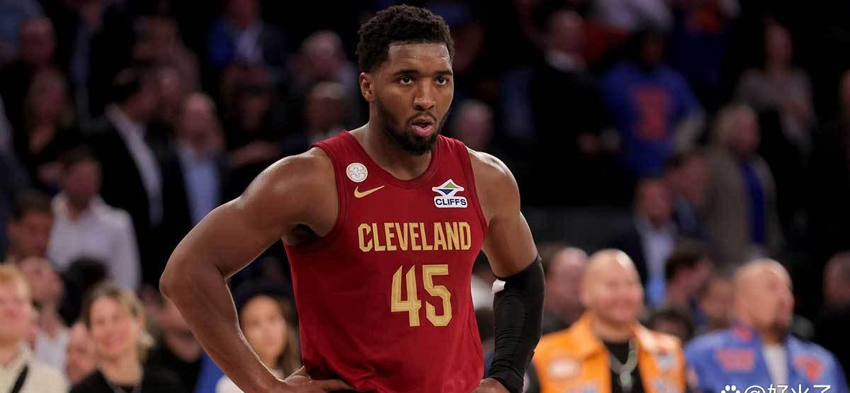 多诺万·米切尔被球场冲进球迷惊到