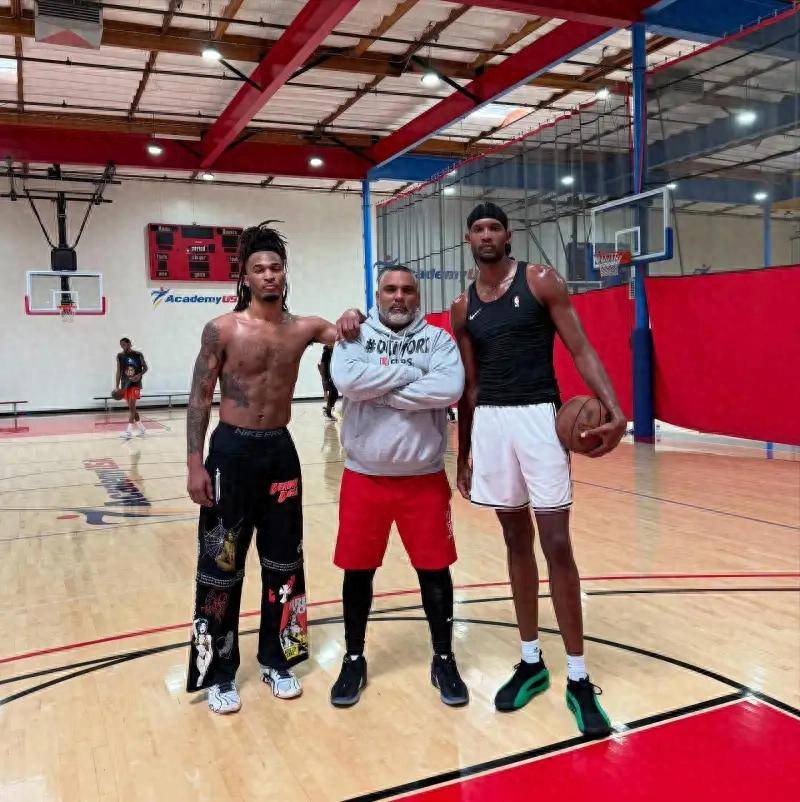 這(zhè)什么组合？訓(xùn)练师晒卡(kǎ)斯尔和埃文(wén)-莫布利一起訓(xùn)练的合影